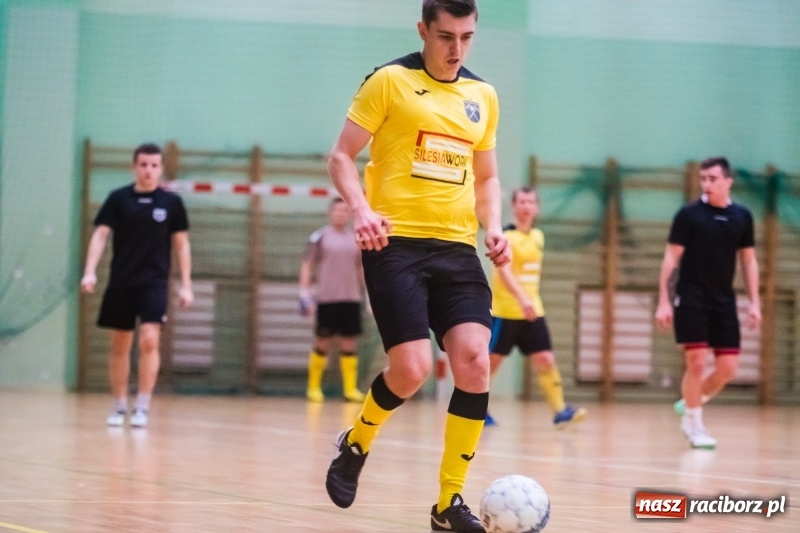 Zdjęcie w galerii na portalu naszraciborz.pl: Sobota w HLPN. Marek&Dariusz Metallbau ogolony przez Salon Fryzjerski wiadomości z regionu