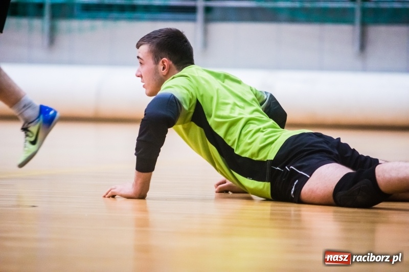 Zdjęcie w galerii na portalu naszraciborz.pl: Sobota w HLPN. Marek&Dariusz Metallbau ogolony przez Salon Fryzjerski wiadomości z regionu
