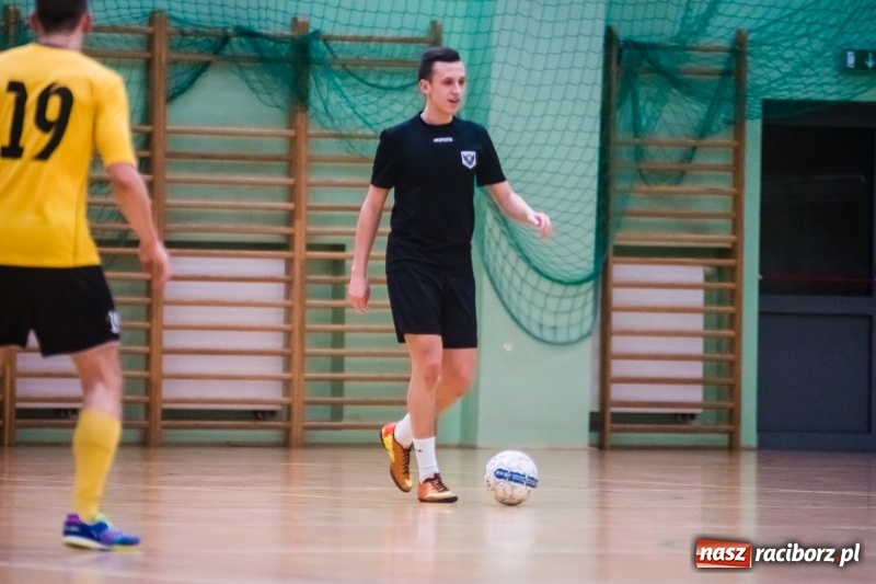 Zdjęcie w galerii na portalu naszraciborz.pl: Sobota w HLPN. Marek&Dariusz Metallbau ogolony przez Salon Fryzjerski wiadomości z regionu