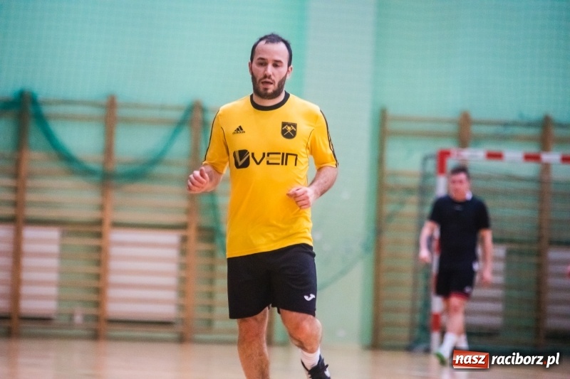 Zdjęcie w galerii na portalu naszraciborz.pl: Sobota w HLPN. Marek&Dariusz Metallbau ogolony przez Salon Fryzjerski wiadomości z regionu