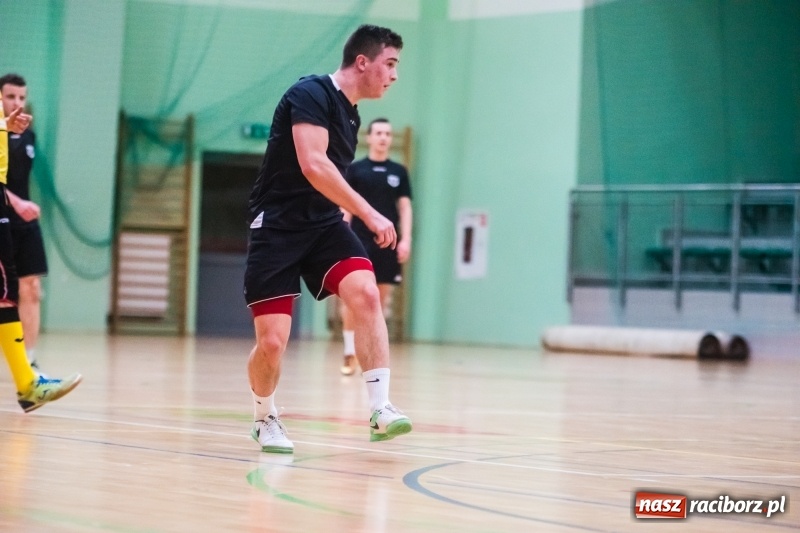 Zdjęcie w galerii na portalu naszraciborz.pl: Sobota w HLPN. Marek&Dariusz Metallbau ogolony przez Salon Fryzjerski wiadomości z regionu