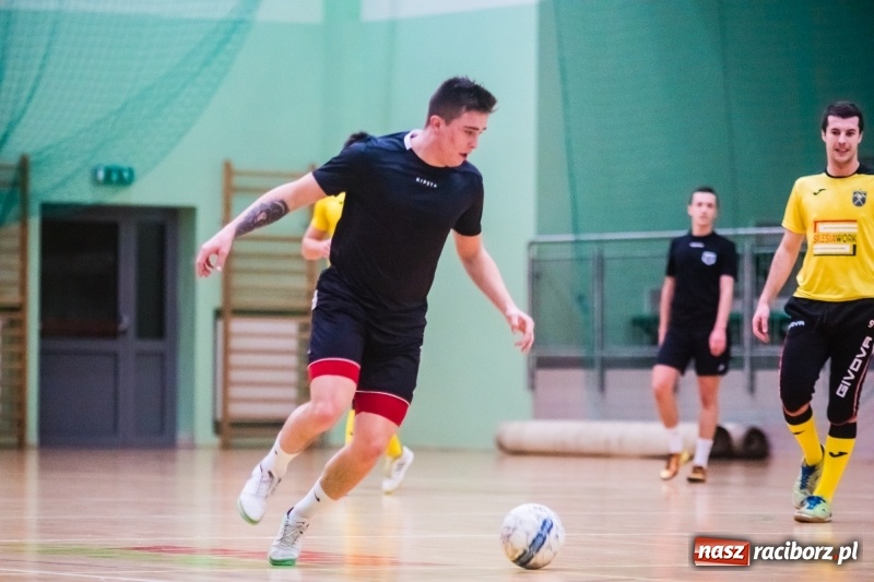 Zdjęcie w galerii na portalu naszraciborz.pl: Sobota w HLPN. Marek&Dariusz Metallbau ogolony przez Salon Fryzjerski wiadomości z regionu