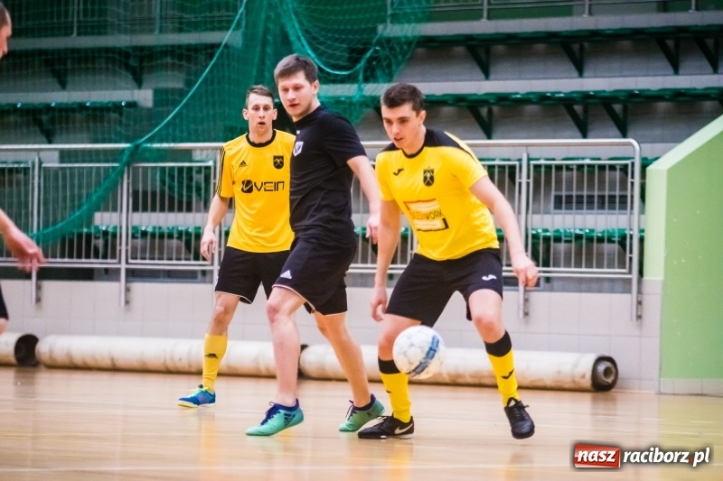 Zdjęcie w galerii na portalu naszraciborz.pl: Sobota w HLPN. Marek&Dariusz Metallbau ogolony przez Salon Fryzjerski wiadomości z regionu