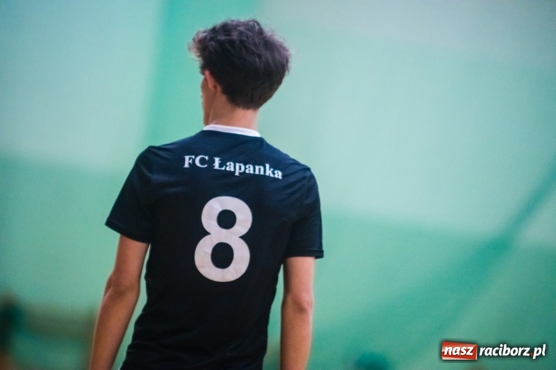 Zdjęcie w galerii na portalu naszraciborz.pl: Sobota w HLPN. Marek&Dariusz Metallbau ogolony przez Salon Fryzjerski wiadomości z regionu