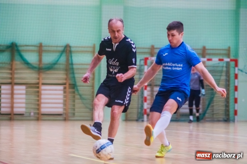 Zdjęcie w galerii na portalu naszraciborz.pl: Sobota w HLPN. Marek&Dariusz Metallbau ogolony przez Salon Fryzjerski wiadomości z regionu