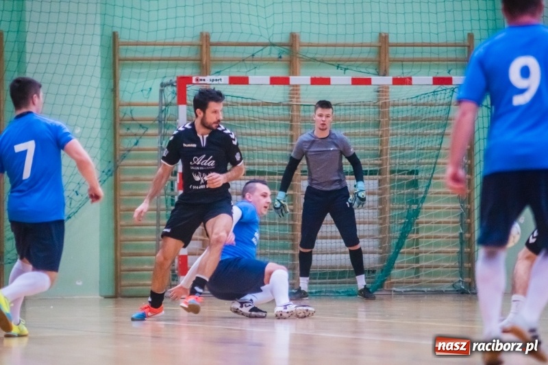 Zdjęcie w galerii na portalu naszraciborz.pl: Sobota w HLPN. Marek&Dariusz Metallbau ogolony przez Salon Fryzjerski wiadomości z regionu