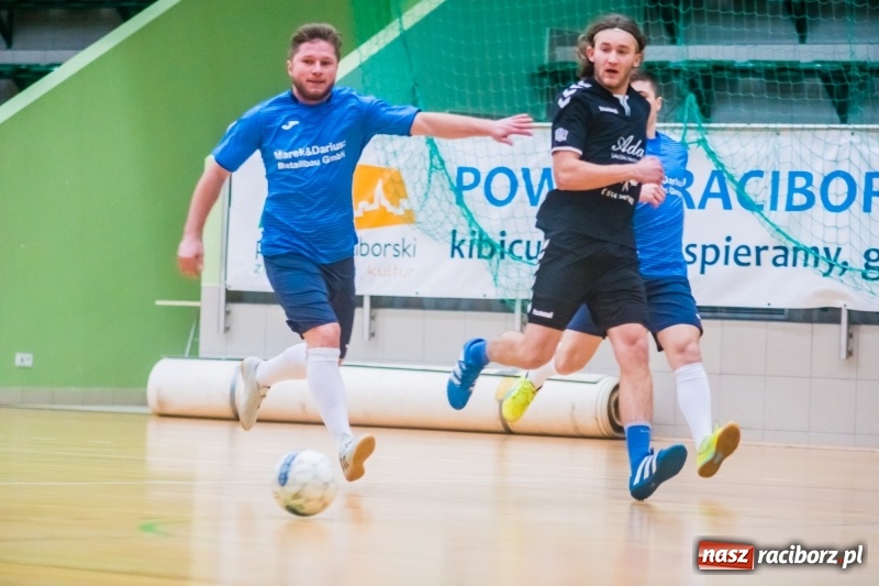 Zdjęcie w galerii na portalu naszraciborz.pl: Sobota w HLPN. Marek&Dariusz Metallbau ogolony przez Salon Fryzjerski wiadomości z regionu