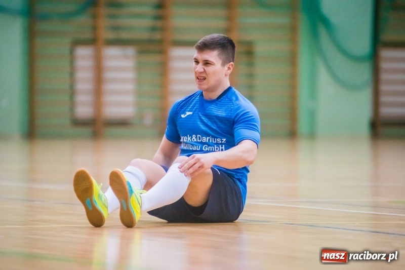 Zdjęcie w galerii na portalu naszraciborz.pl: Sobota w HLPN. Marek&Dariusz Metallbau ogolony przez Salon Fryzjerski wiadomości z regionu