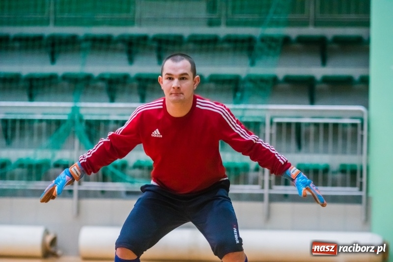 Zdjęcie w galerii na portalu naszraciborz.pl: Sobota w HLPN. Marek&Dariusz Metallbau ogolony przez Salon Fryzjerski wiadomości z regionu