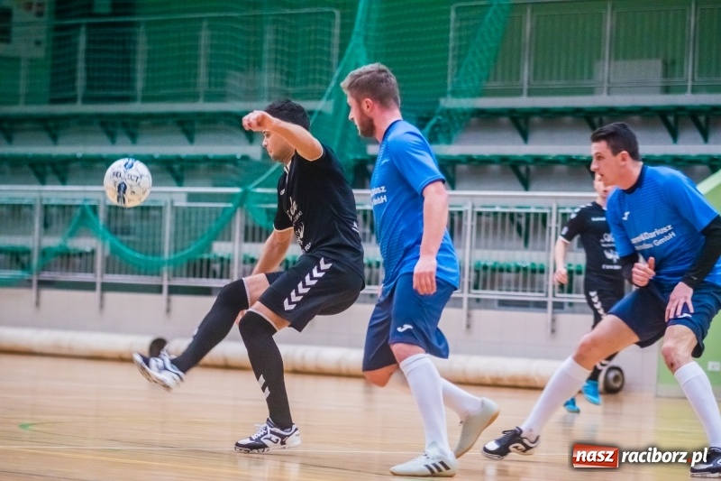Zdjęcie w galerii na portalu naszraciborz.pl: Sobota w HLPN. Marek&Dariusz Metallbau ogolony przez Salon Fryzjerski wiadomości z regionu