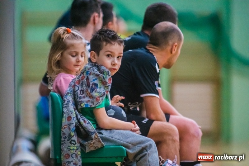 Zdjęcie w galerii na portalu naszraciborz.pl: Sobota w HLPN. Marek&Dariusz Metallbau ogolony przez Salon Fryzjerski wiadomości z regionu