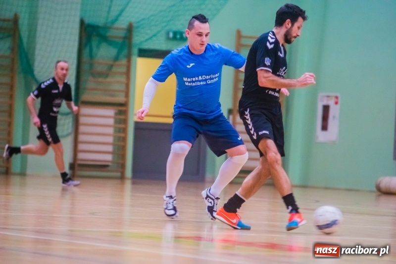 Zdjęcie w galerii na portalu naszraciborz.pl: Sobota w HLPN. Marek&Dariusz Metallbau ogolony przez Salon Fryzjerski wiadomości z regionu