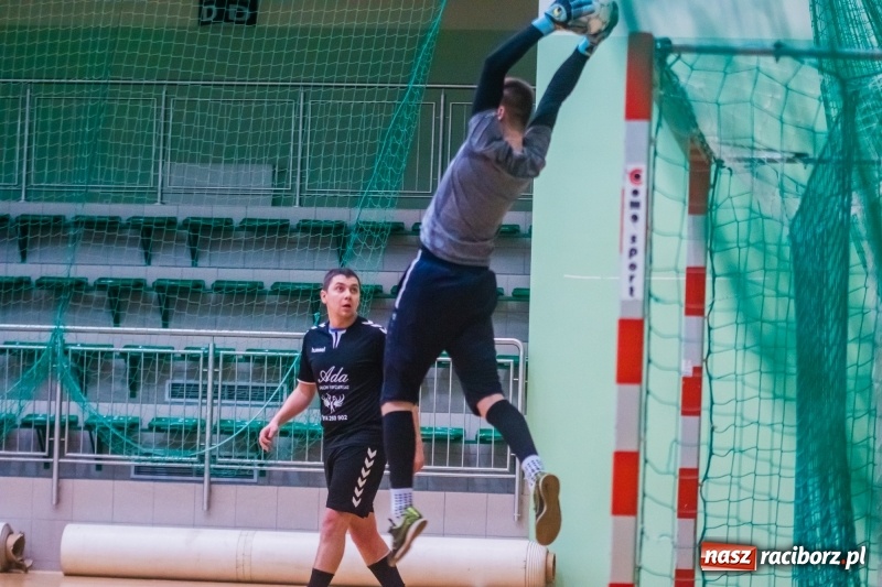 Zdjęcie w galerii na portalu naszraciborz.pl: Sobota w HLPN. Marek&Dariusz Metallbau ogolony przez Salon Fryzjerski wiadomości z regionu