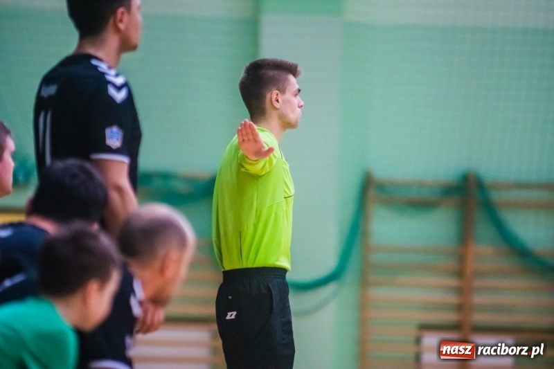 Zdjęcie w galerii na portalu naszraciborz.pl: Sobota w HLPN. Marek&Dariusz Metallbau ogolony przez Salon Fryzjerski wiadomości z regionu