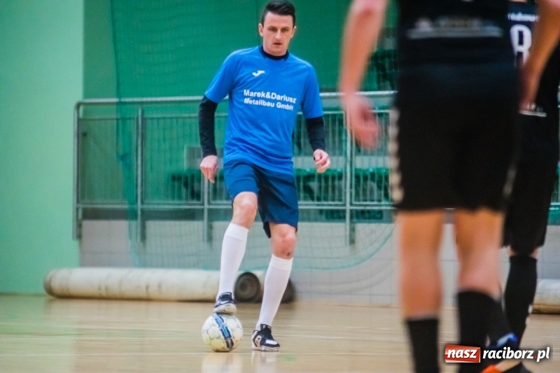 Zdjęcie w galerii na portalu naszraciborz.pl: Sobota w HLPN. Marek&Dariusz Metallbau ogolony przez Salon Fryzjerski wiadomości z regionu