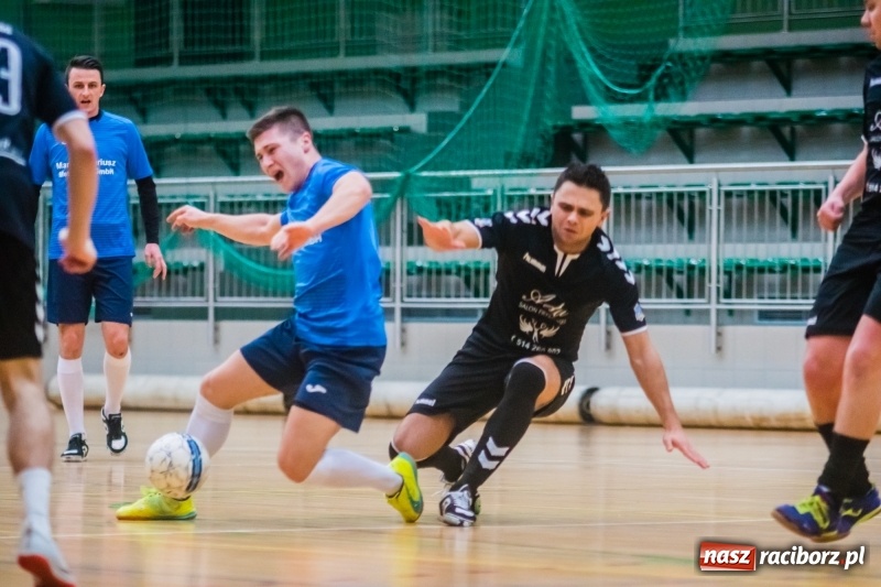 Zdjęcie w galerii na portalu naszraciborz.pl: Sobota w HLPN. Marek&Dariusz Metallbau ogolony przez Salon Fryzjerski wiadomości z regionu