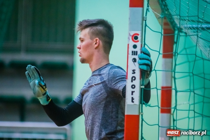 Zdjęcie w galerii na portalu naszraciborz.pl: Sobota w HLPN. Marek&Dariusz Metallbau ogolony przez Salon Fryzjerski wiadomości z regionu