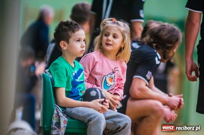 Zdjęcie w galerii na portalu naszraciborz.pl: Sobota w HLPN. Marek&Dariusz Metallbau ogolony przez Salon Fryzjerski wiadomości z regionu
