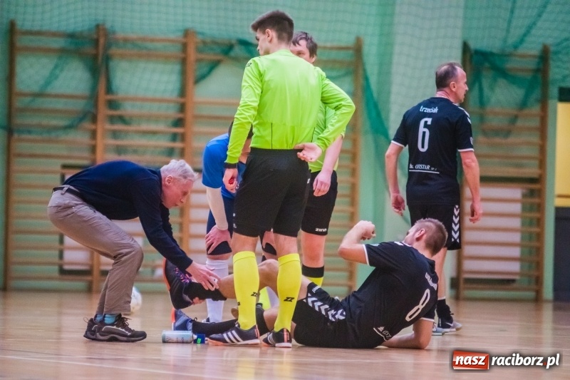 Zdjęcie w galerii na portalu naszraciborz.pl: Sobota w HLPN. Marek&Dariusz Metallbau ogolony przez Salon Fryzjerski wiadomości z regionu