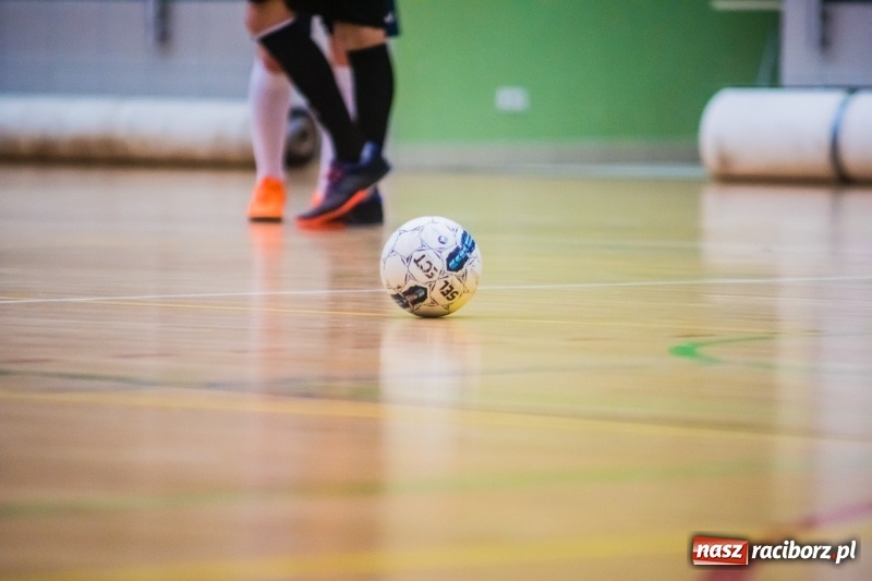 Zdjęcie w galerii na portalu naszraciborz.pl: Sobota w HLPN. Marek&Dariusz Metallbau ogolony przez Salon Fryzjerski wiadomości z regionu
