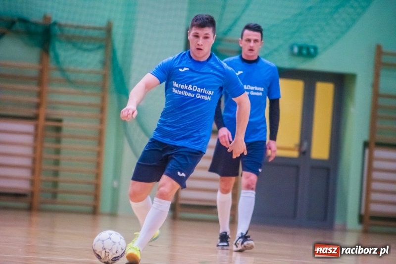 Zdjęcie w galerii na portalu naszraciborz.pl: Sobota w HLPN. Marek&Dariusz Metallbau ogolony przez Salon Fryzjerski wiadomości z regionu