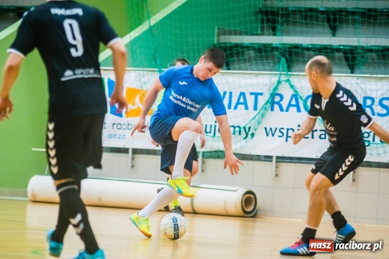 Zdjęcie w galerii na portalu naszraciborz.pl: Sobota w HLPN. Marek&Dariusz Metallbau ogolony przez Salon Fryzjerski wiadomości z regionu