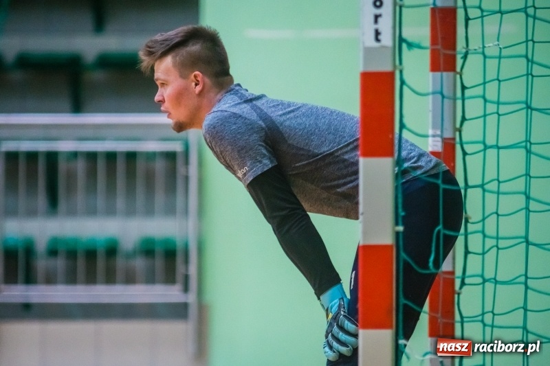 Zdjęcie w galerii na portalu naszraciborz.pl: Sobota w HLPN. Marek&Dariusz Metallbau ogolony przez Salon Fryzjerski wiadomości z regionu