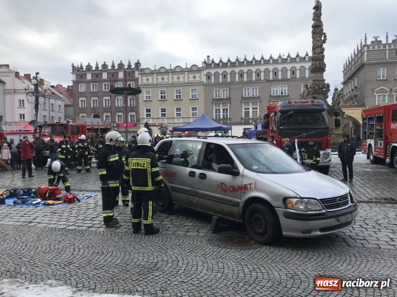 Zdjęcie w galerii na portalu naszraciborz.pl: Wielka Orkiestra Świątecznej Pomocy rozgrzewała na Rynku  wiadomości z regionu