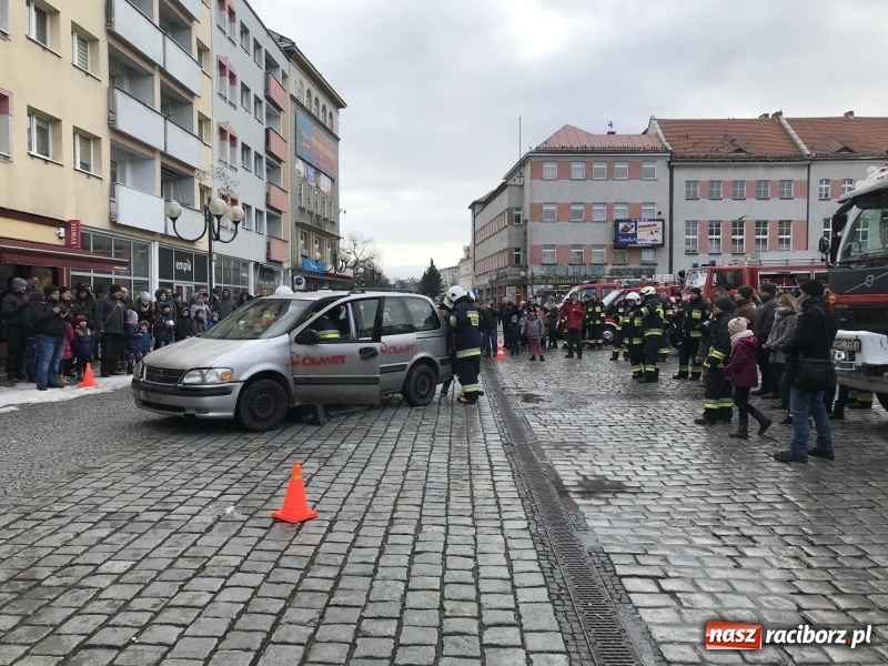 Zdjęcie w galerii na portalu naszraciborz.pl: Wielka Orkiestra Świątecznej Pomocy rozgrzewała na Rynku  wiadomości z regionu