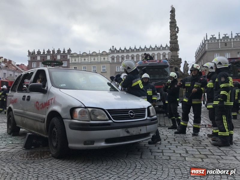 Zdjęcie w galerii na portalu naszraciborz.pl: Wielka Orkiestra Świątecznej Pomocy rozgrzewała na Rynku  wiadomości z regionu