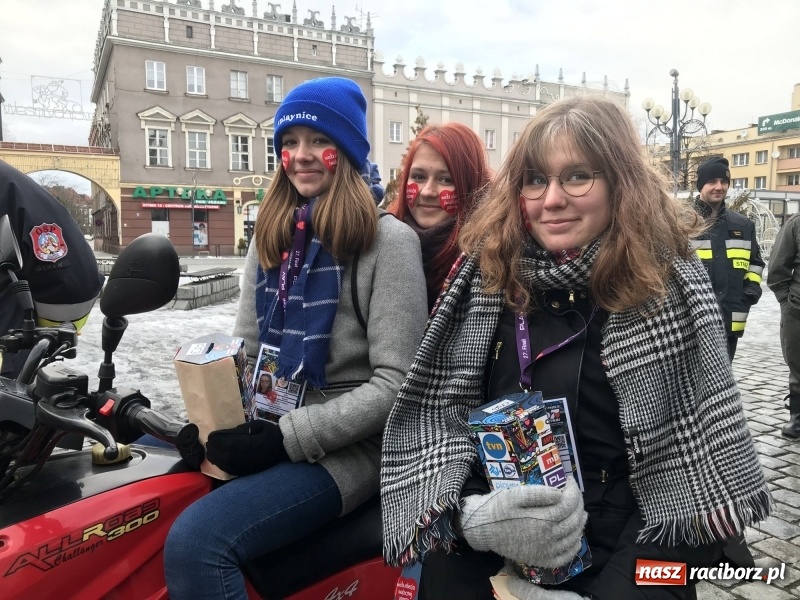 Zdjęcie w galerii na portalu naszraciborz.pl: Wielka Orkiestra Świątecznej Pomocy rozgrzewała na Rynku  wiadomości z regionu