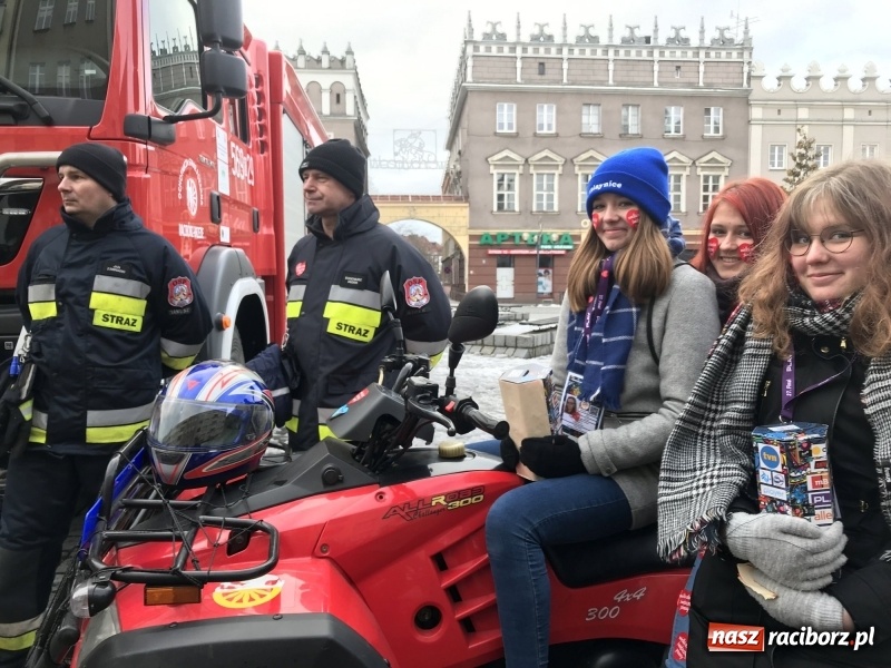 Zdjęcie w galerii na portalu naszraciborz.pl: Wielka Orkiestra Świątecznej Pomocy rozgrzewała na Rynku  wiadomości z regionu