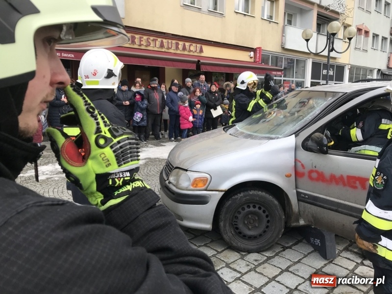 Zdjęcie w galerii na portalu naszraciborz.pl: Wielka Orkiestra Świątecznej Pomocy rozgrzewała na Rynku  wiadomości z regionu