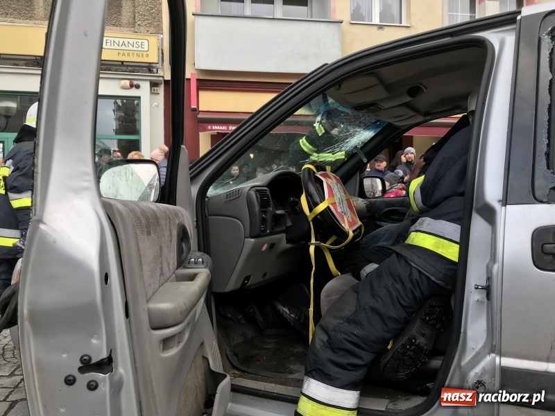 Zdjęcie w galerii na portalu naszraciborz.pl: Wielka Orkiestra Świątecznej Pomocy rozgrzewała na Rynku  wiadomości z regionu
