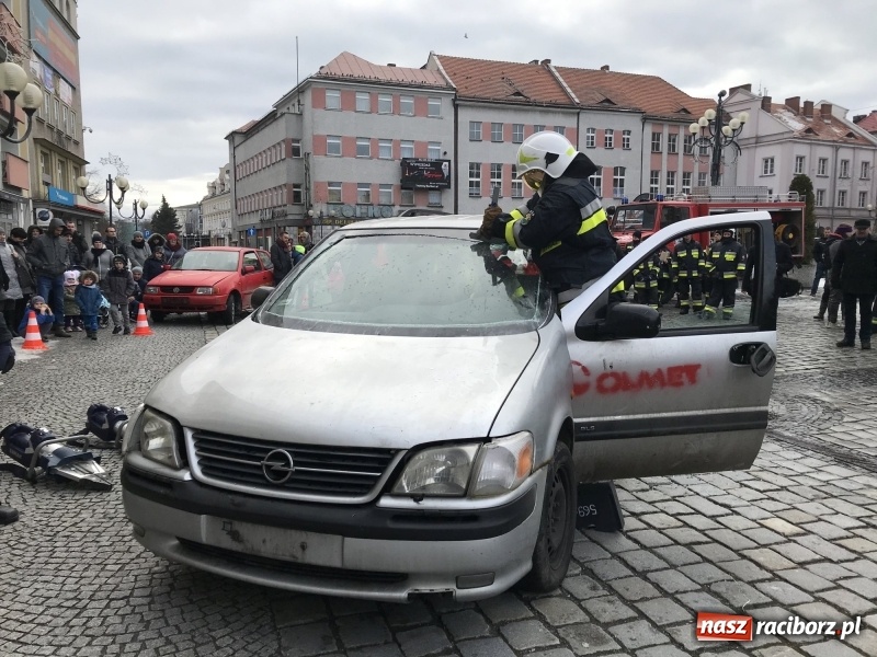 Zdjęcie w galerii na portalu naszraciborz.pl: Wielka Orkiestra Świątecznej Pomocy rozgrzewała na Rynku  wiadomości z regionu