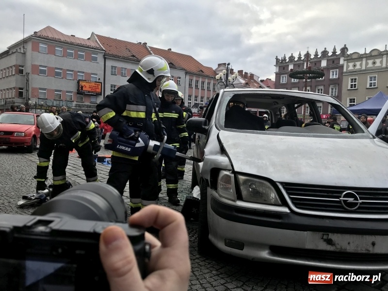 Zdjęcie w galerii na portalu naszraciborz.pl: Wielka Orkiestra Świątecznej Pomocy rozgrzewała na Rynku  wiadomości z regionu