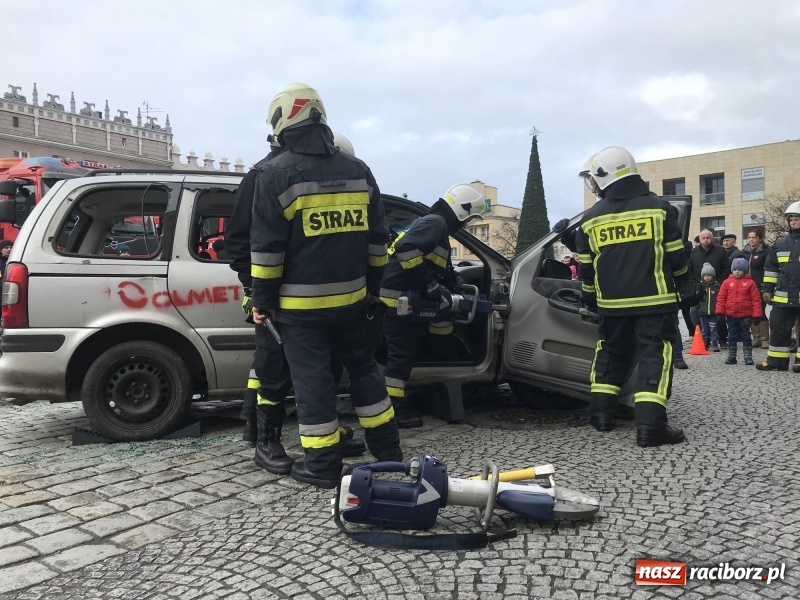 Zdjęcie w galerii na portalu naszraciborz.pl: Wielka Orkiestra Świątecznej Pomocy rozgrzewała na Rynku  wiadomości z regionu