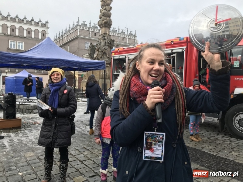 Zdjęcie w galerii na portalu naszraciborz.pl: Wielka Orkiestra Świątecznej Pomocy rozgrzewała na Rynku  wiadomości z regionu