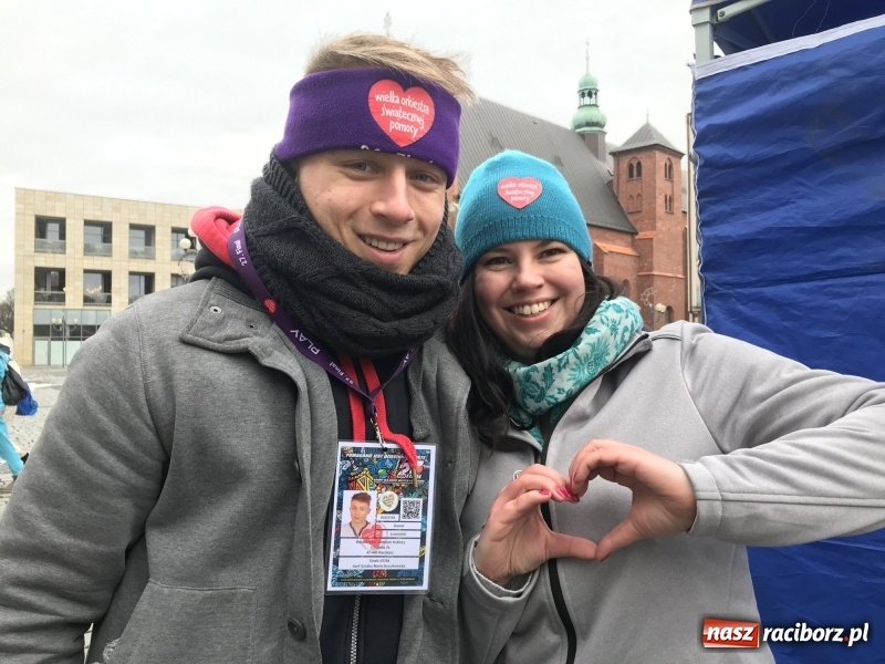 Zdjęcie w galerii na portalu naszraciborz.pl: Wielka Orkiestra Świątecznej Pomocy rozgrzewała na Rynku  wiadomości z regionu