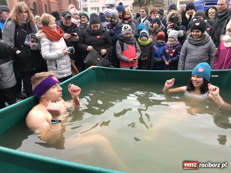 Zdjęcie w galerii na portalu naszraciborz.pl: Wielka Orkiestra Świątecznej Pomocy rozgrzewała na Rynku  wiadomości z regionu