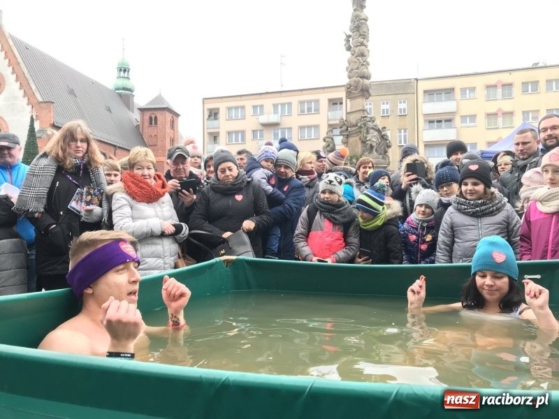 Zdjęcie w galerii na portalu naszraciborz.pl: Wielka Orkiestra Świątecznej Pomocy rozgrzewała na Rynku  wiadomości z regionu