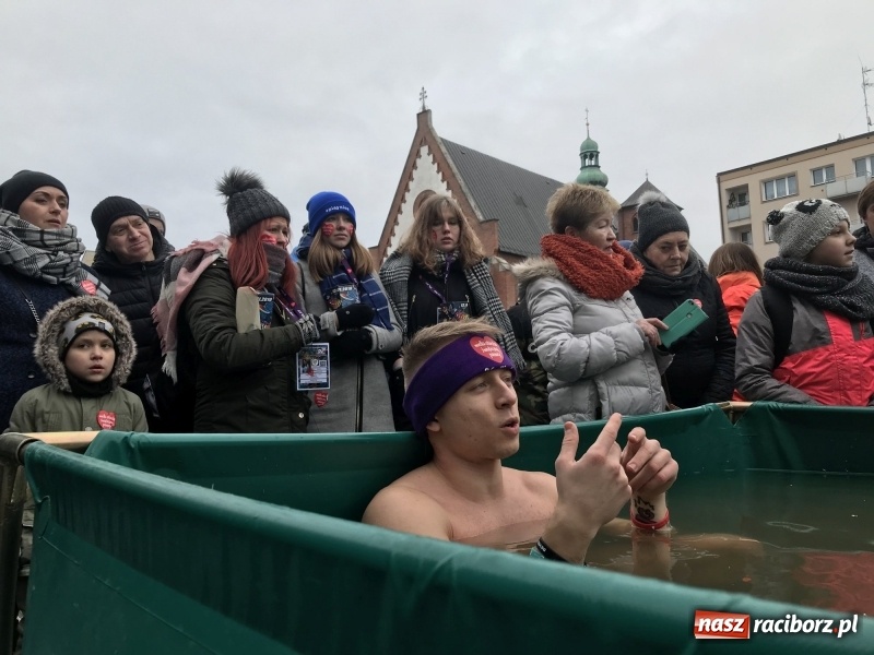 Zdjęcie w galerii na portalu naszraciborz.pl: Wielka Orkiestra Świątecznej Pomocy rozgrzewała na Rynku  wiadomości z regionu