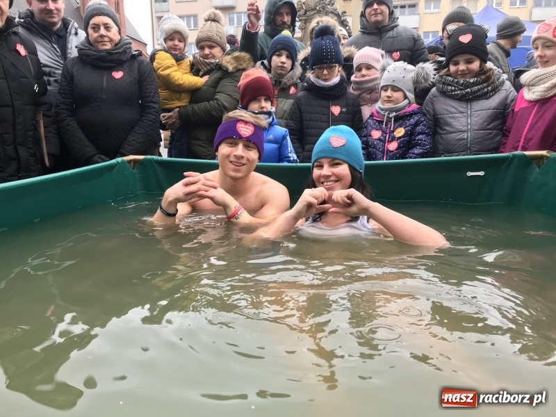 Zdjęcie w galerii na portalu naszraciborz.pl: Wielka Orkiestra Świątecznej Pomocy rozgrzewała na Rynku  wiadomości z regionu