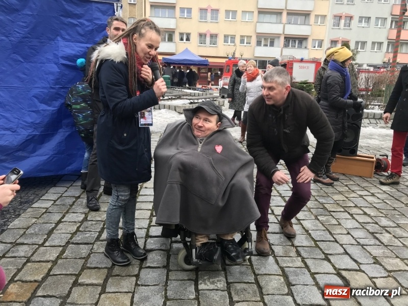 Zdjęcie w galerii na portalu naszraciborz.pl: Wielka Orkiestra Świątecznej Pomocy rozgrzewała na Rynku  wiadomości z regionu
