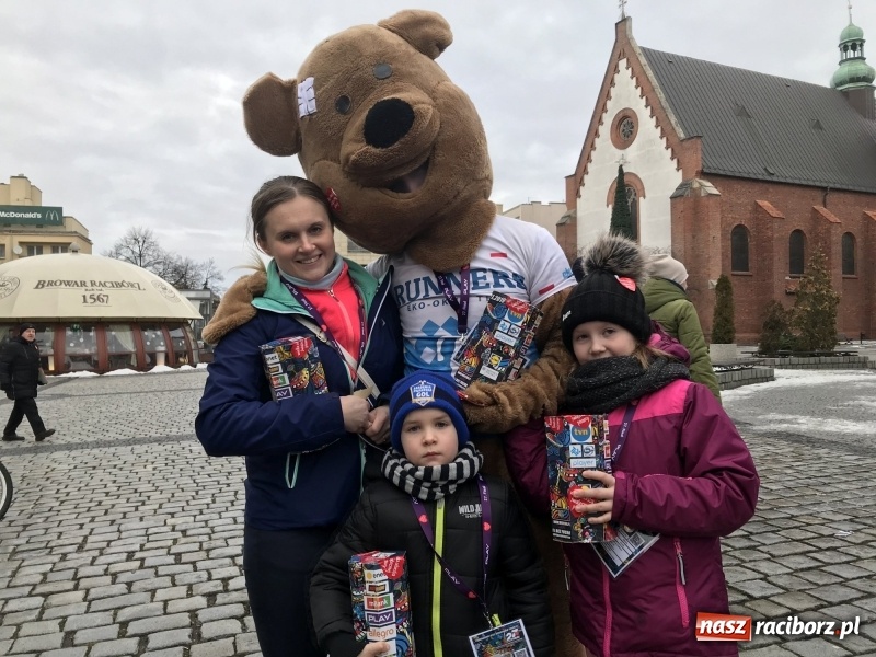 Zdjęcie w galerii na portalu naszraciborz.pl: Wielka Orkiestra Świątecznej Pomocy rozgrzewała na Rynku  wiadomości z regionu