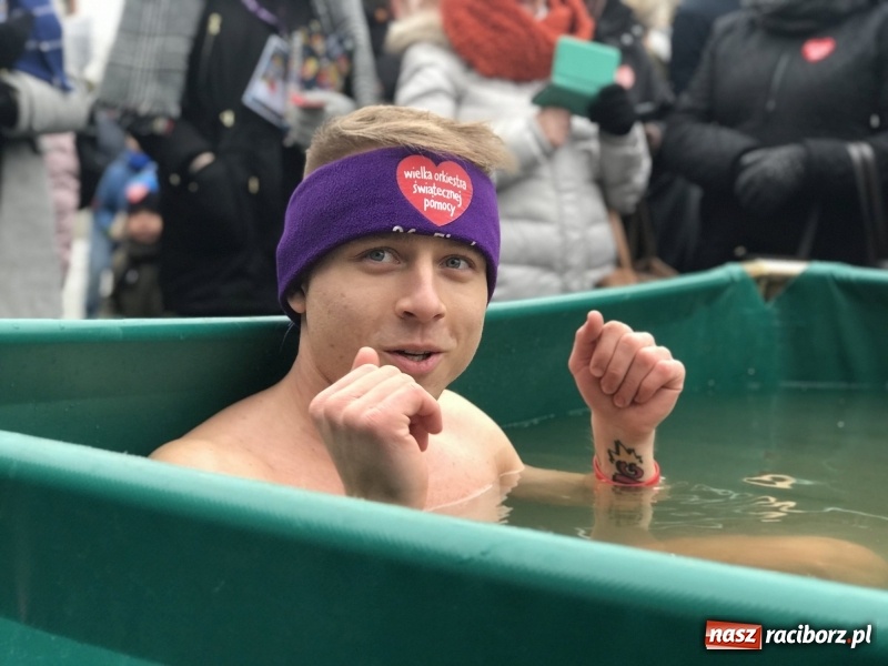 Zdjęcie w galerii na portalu naszraciborz.pl: Wielka Orkiestra Świątecznej Pomocy rozgrzewała na Rynku  wiadomości z regionu