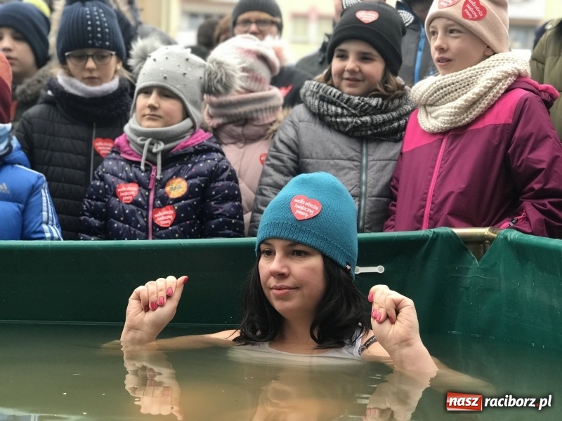 Zdjęcie w galerii na portalu naszraciborz.pl: Wielka Orkiestra Świątecznej Pomocy rozgrzewała na Rynku  wiadomości z regionu