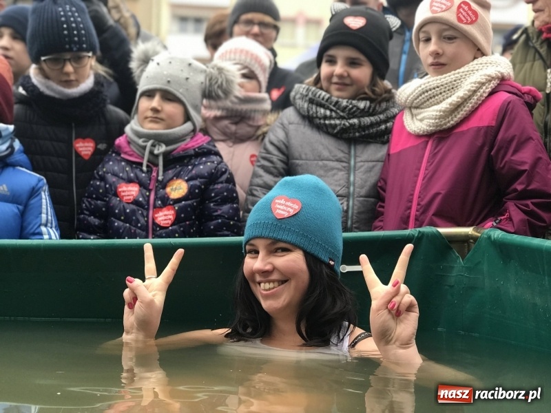 Zdjęcie w galerii na portalu naszraciborz.pl: Wielka Orkiestra Świątecznej Pomocy rozgrzewała na Rynku  wiadomości z regionu