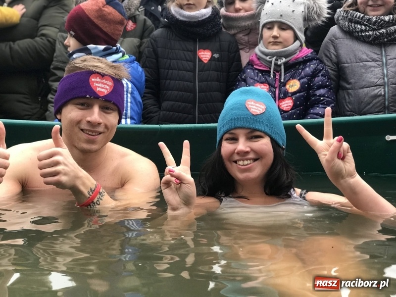 Zdjęcie w galerii na portalu naszraciborz.pl: Wielka Orkiestra Świątecznej Pomocy rozgrzewała na Rynku  wiadomości z regionu