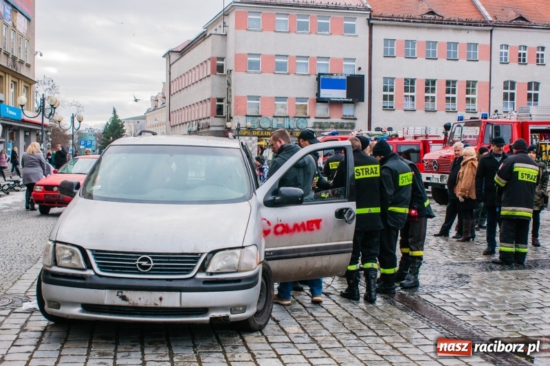 Zdjęcie w galerii na portalu naszraciborz.pl: Wielka Orkiestra Świątecznej Pomocy rozgrzewała na Rynku  wiadomości z regionu